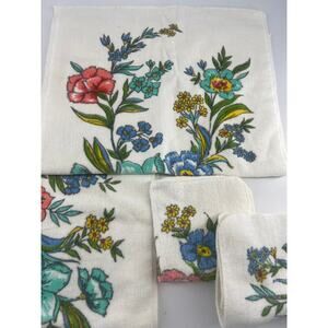Vintage Towels Floral White 2 Small 2 Washcloths Granny Grandmacore Bathroom
